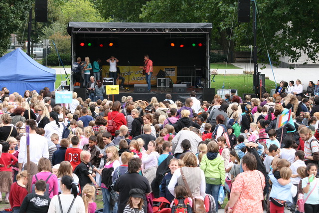 gal/2010/2010 Saitentwist Weltkindertag Burgplatz Essen 20.09.JugendhilfegGmbH Essen/2010 Saitentwist Weltkindertag Burgplatz Jugend Hilfe gGm20.09. 004.jpg